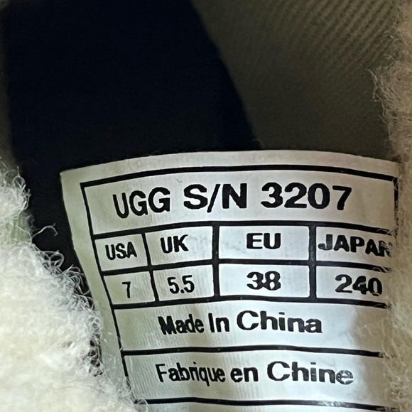 UGG S/N 3207 LYNNEA BLACK LEATHER SHEARLING SHERPA BOOTS WOMENS SIZE 7 - Picture 12 of 12